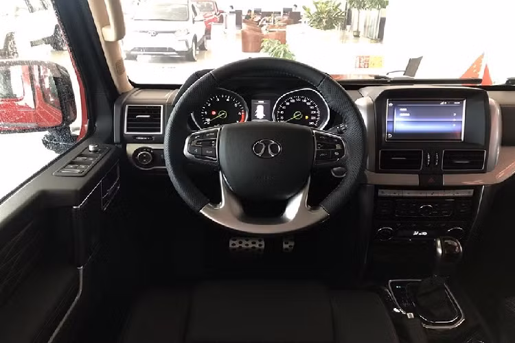 Nguồn cung cấp sức mạnh cho BAIC BJ80 70 Anniversary Edition vẫn là động cơ xăng 4 xi-lanh, tăng áp, dung tích 2,3 lít, sản sinh công suất tối đa 250 mã lực và mô-men xoắn cực đại 350 Nm. Động cơ kết hợp với hộp số tự động 6 cấp.