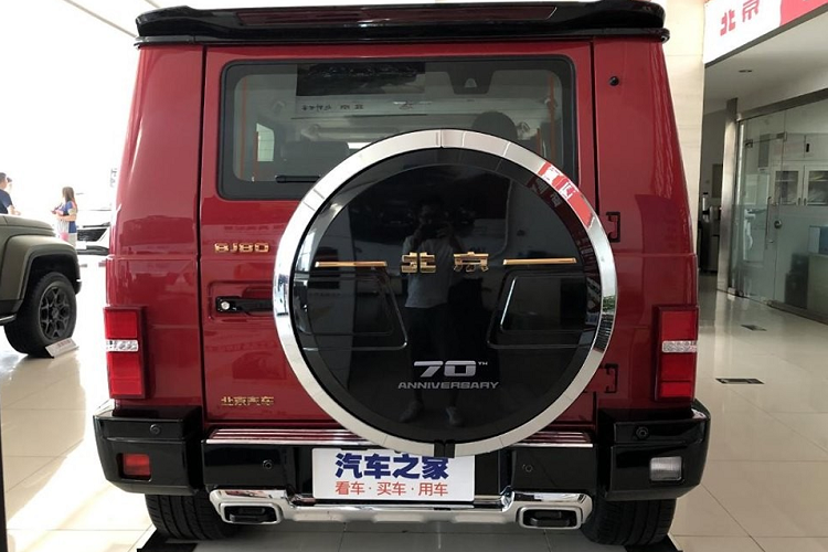 Lần đầu tiên được sản xuất vào năm 2016, BAIC BJ80 là sản phẩm của BAW - thương hiệu con thuộc tập đoàn BAIC. Mẫu SUV Trung Quốc này thu hút sự chú ý của truyền thông nước ngoài vì sở hữu ngoại hình rất giống Mercedes-Benz G-Class.