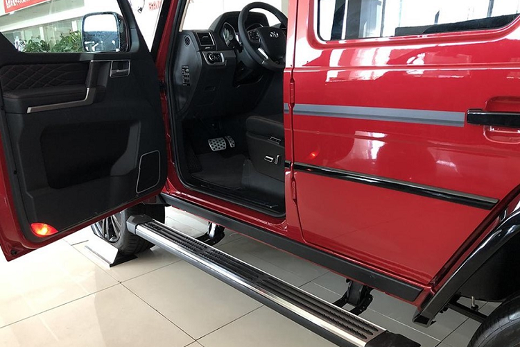 Ngoài ra, phiên bản đặc biệt của mẫu xe ôtô Trung Quốc này còn có chắn bùn và bộ vành hợp kim 20 inch màu đen dành riêng cho xe. Đó là chưa kể đến bậc cửa chỉnh điện để người dùng bước lên/xuống xe dễ dàng hơn.