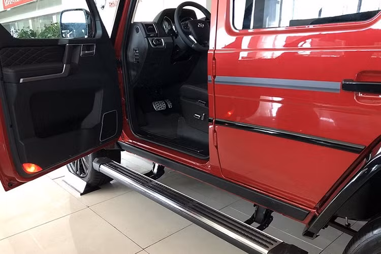 Ngoài ra, phiên bản đặc biệt của mẫu xe ôtô Trung Quốc này còn có chắn bùn và bộ vành hợp kim 20 inch màu đen dành riêng cho xe. Đó là chưa kể đến bậc cửa chỉnh điện để người dùng bước lên/xuống xe dễ dàng hơn.