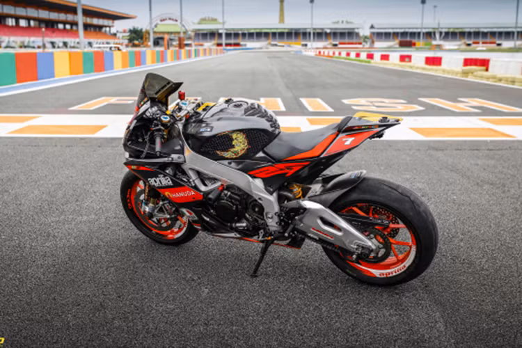 Cung cấp sức mạnh cho Aprilia RSV4 bản độ siêu cấp này là khối động cơ V4, góc nghiêng 65 độ, dung tích 999,6 phân khối, 16 van, DOHC, làm mát bằng dung dịch, công suất 201 mã lực tại 13.000 vòng/phút và mô-men xoắn cực đại 115 Nm tại 10.500 vòng/phút.