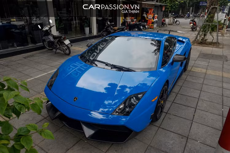 Tại Sài Gòn, cũng có một chiếc Lamborghini Gallardo SE với chỉ 250 chiếc được sản xuất hiện đang khoác lên mình bộ bodykit thuộc phiên bản Superleggera tương tự mẫu xe trong bài viết.
