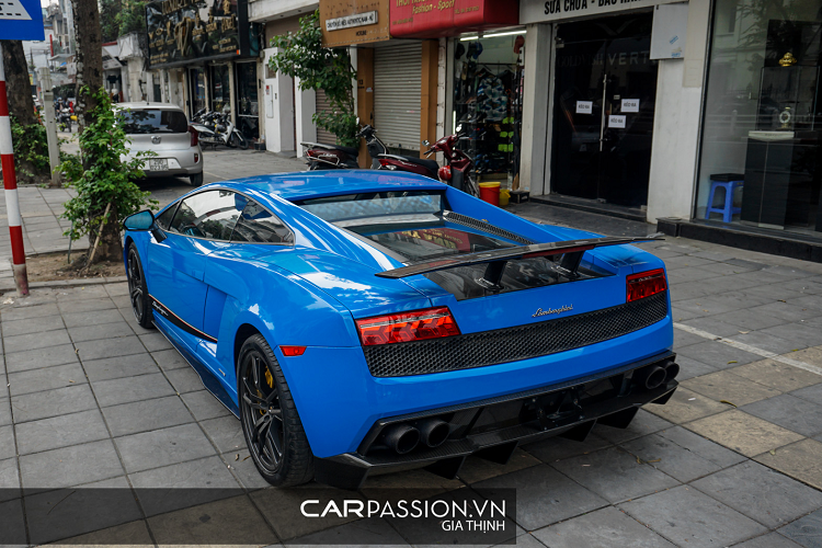 Bộ mâm mà phiên bản Superleggera sử dụng được làm từ hợp kim nhôm có trọng lượng nhẹ, dạng 5 chấu kép được sơn màu xám mờ. Phía bên trong là hệ thống phanh đĩa hiệu suất cao với cùm phanh được sơn vàng nổi bật.