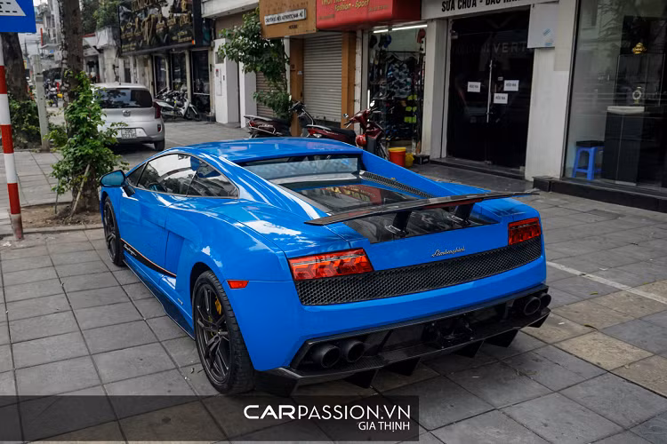 Bộ mâm mà phiên bản Superleggera sử dụng được làm từ hợp kim nhôm có trọng lượng nhẹ, dạng 5 chấu kép được sơn màu xám mờ. Phía bên trong là hệ thống phanh đĩa hiệu suất cao với cùm phanh được sơn vàng nổi bật.