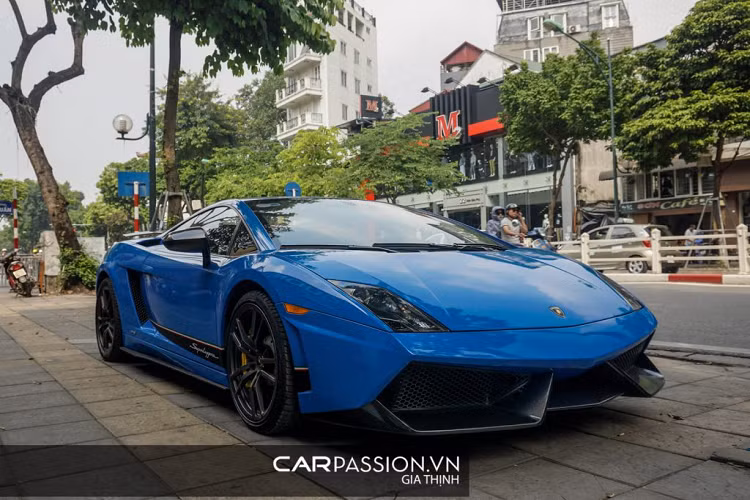  Siêu xe Lamborghini Gallardo LP570-4 Superleggera này đã có thâm niên hơn 9 năm lăn bánh tại Việt Nam, xe có màu sơn nguyên bản trắng ngọc trai ở ngoại thất và nắp ca-pô từng được dán giả sợi carbon nhằm tăng tính thể thao cho xe. Mới đây nhất, chủ nhân của “siêu bò” độc nhất vô nhị tại Việt Nam đã quyết định khoác lên một lớp “áo” mới cho xe với tông màu xanh dương nổi bật nhưng lại không kém phần tinh tế.