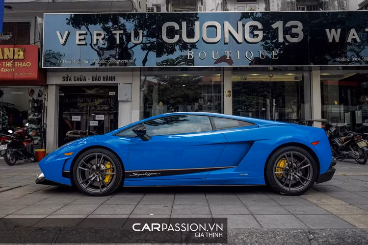 Cản sau gây ấn tượng với bộ khuếch tán gió cỡ lớn làm từ sợi carbon, hệ thống ống xả nguyên bản đã được thay thế bằng hệ thống ống xả mang thương hiệu Akrapovic với 4 chụp ống xả carbon. Chiếc cánh gió lớn có vai trò giúp tăng tính ổn định cho thân xe khi vận hành ở tốc độ cao.