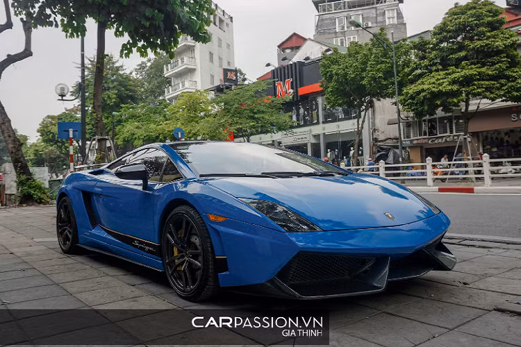 Điểm khác biệt lớn nhất trên chiếc Lamborghini Gallardo LP570-4 Superleggera so với phiên bản tiêu chuẩn nằm ở dải decal ngang hông ấn tượng, dải decal là sự kết hợp giữa lá quốc kỳ Ý với phần nền đen có chữ “Superleggera”. Hông xe được trang bị hai khe gió chính, một ở phần đầu xe, hốc còn lại có cấu tạo lớn hơn nhằm lấy gió trực tiếp vào làm mát cho khối động cơ V10 ở phía sau.