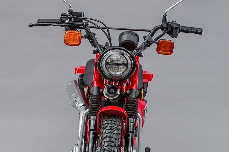 Trên CT125, Honda đã sử dụng những đèn xi-nhan LED hình vuông có kích thước rất lớn và choá màu vàng, tăng độ nhận diện khi chiếc xe đi vào các khu vực sương mù.