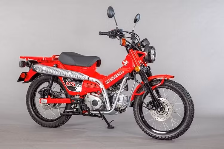 Thay vì phần đầu đầy đủ, CT125 cũng đã được thay ghi-đông cao với gióng ngang chống đập ngực khi "bay nhảy". Phần ghi-đông này đã được Honda lấy trực tiếp từ chiếc tay ga Zoomer X 110.