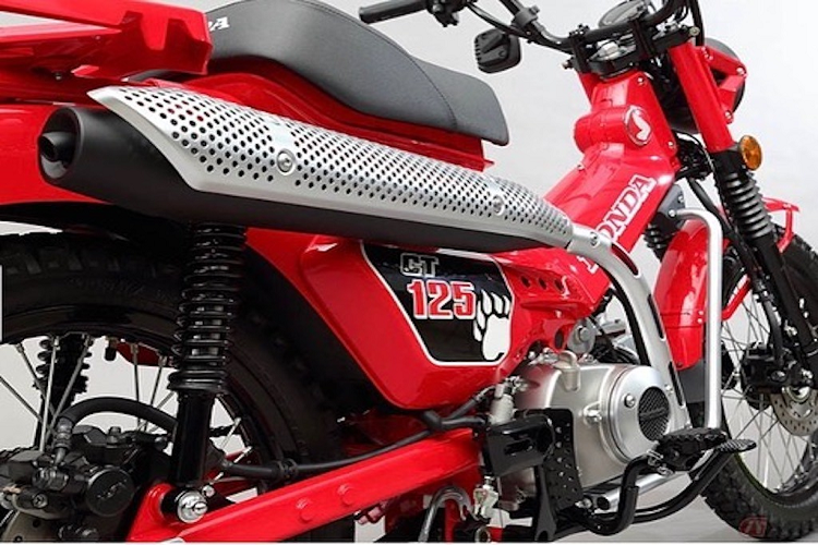 Một điểm đặc biệt khác của CT125 đó là tấm ốp bên trái thân xe có một nửa là nhựa đen đục lỗ, nối trực tiếp lên baga.