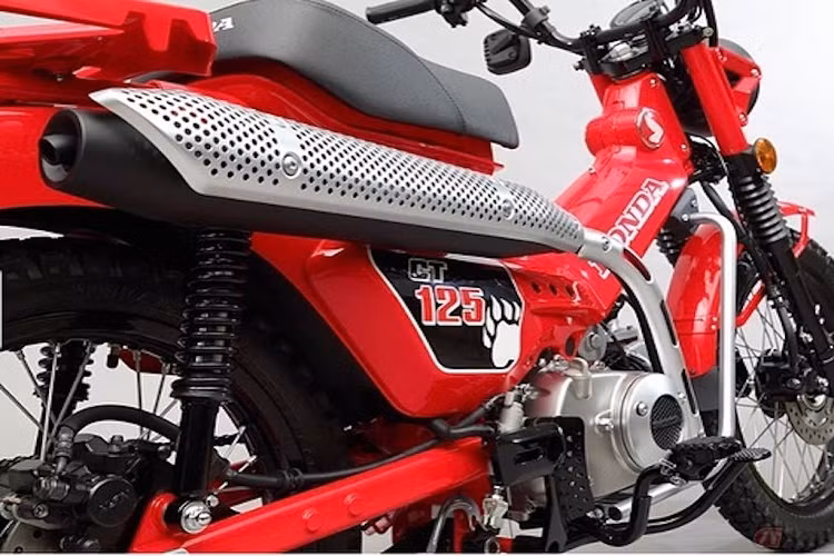 Một điểm đặc biệt khác của CT125 đó là tấm ốp bên trái thân xe có một nửa là nhựa đen đục lỗ, nối trực tiếp lên baga.