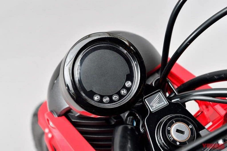 Tuy nhiên ở phía sau, Honda đã lắp sẵn một baga chở hàng trùng màu với thân xe.