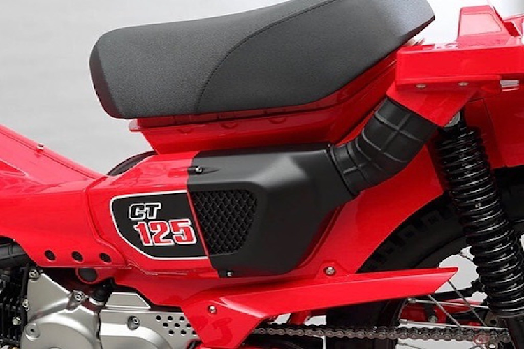 Bộ phận này được ghi chú trên baga là "Air Cleaner", chính vì vậy khả năng cao phía sau nó là hộp lọc gió của chiếc xe, được đặt cao để đem tới khả năng lội nước.