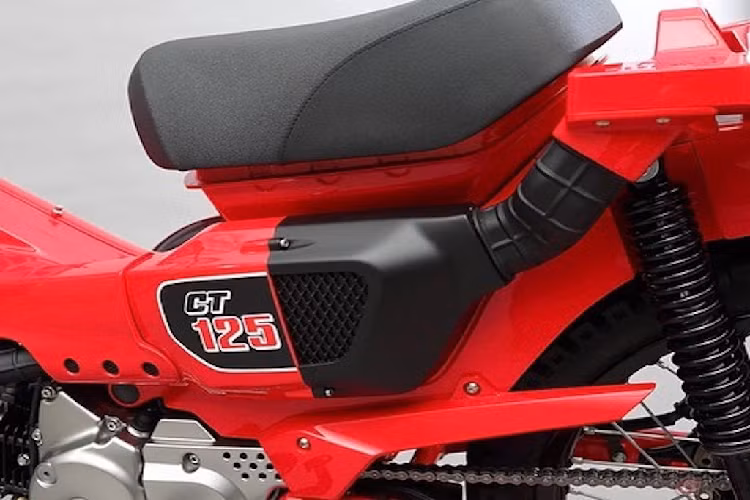 Bộ phận này được ghi chú trên baga là "Air Cleaner", chính vì vậy khả năng cao phía sau nó là hộp lọc gió của chiếc xe, được đặt cao để đem tới khả năng lội nước.