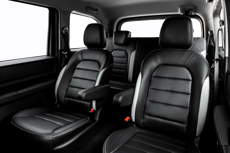 Về diện mạo, tổng thể của mẫu xe MPV Hong Guang Plus khá góc cạnh, hiện đại, với lưới tản nhiệt lớn phía trước, kiểu mái nổi, đèn hậu dọc và đuôi xe gọn gàng.