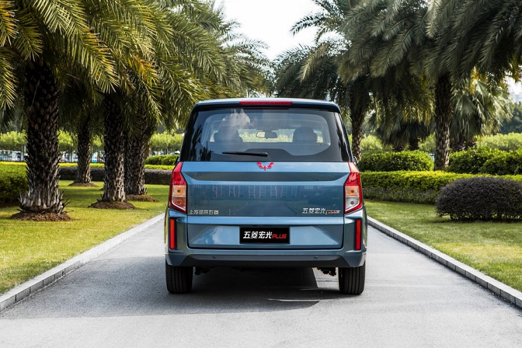 Khách hàng có thể lựa chọn giữa bốn màu ngoại thất: trắng Polar White, đen Jet Black, xanh dương Celestine Blue và bạc Sterling Silver.