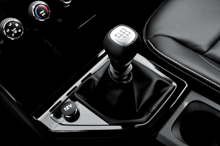 Đối với nội thất, khoang cabin của xe được thiết kế tối giản với rất ít nút bấm, một màn hình góc rộng cho hệ thống thông tin giải trí, các ghế ngồi bọc da, nhiều chi tiết trang trí phủ bóng, điều hòa không khí, camera lùi, kiểm soát hành trình, nhiều không gian lưu trữ...