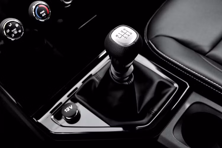 Đối với nội thất, khoang cabin của xe được thiết kế tối giản với rất ít nút bấm, một màn hình góc rộng cho hệ thống thông tin giải trí, các ghế ngồi bọc da, nhiều chi tiết trang trí phủ bóng, điều hòa không khí, camera lùi, kiểm soát hành trình, nhiều không gian lưu trữ...