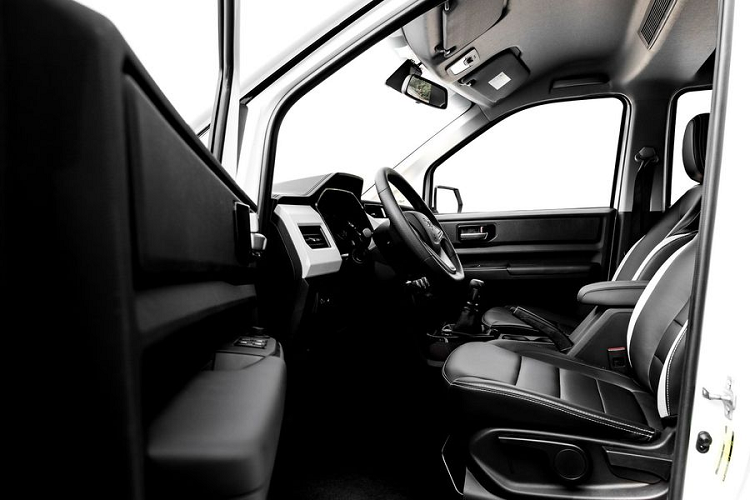 Sức mạnh của Hong Guang Plus đến từ khối động cơ tăng áp 1.5L 4 xi-lanh sản sinh công suất 148 mã lực và mô-men xoắn cực đại 245Nm trong khoảng tua máy 2.200 - 3.900 vòng/phút, đi kèm là hộp số sàn 6 cấp.