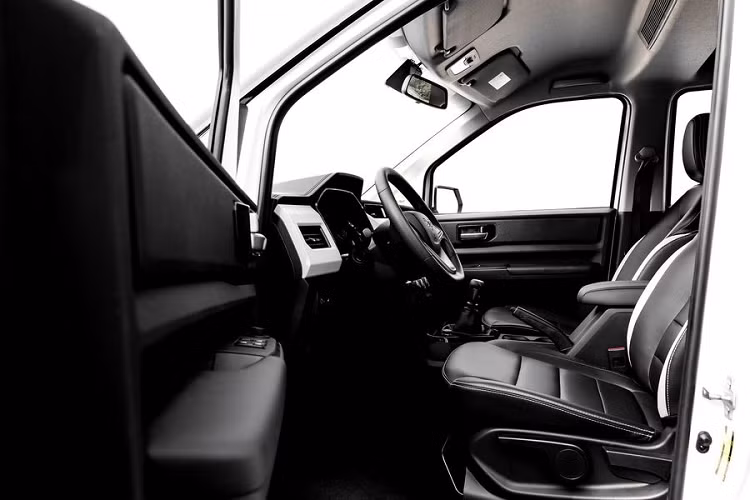 Sức mạnh của Hong Guang Plus đến từ khối động cơ tăng áp 1.5L 4 xi-lanh sản sinh công suất 148 mã lực và mô-men xoắn cực đại 245Nm trong khoảng tua máy 2.200 - 3.900 vòng/phút, đi kèm là hộp số sàn 6 cấp.