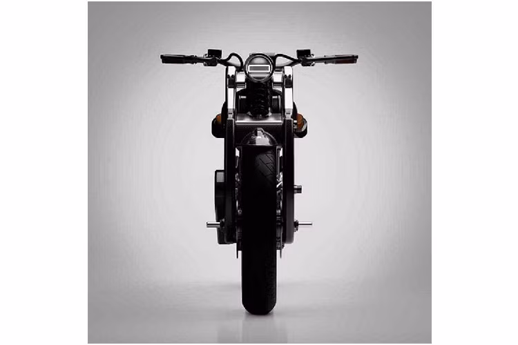 Sự hoài cổ cũng được thể hiện khá rõ qua thiết kế gắp trước dạng girder hay yên solo, trong khi hệ thống treo sau được bố trí khá sáng tạo với giảm xóc monoshock nằm song song với "viên đạn" hình pin. Để đảm bảo cảm giác điều khiển thú vị, Curtiss đã trang bị cho Hades các chi tiết đỉnh cao như mâm carbon BST hay heo phanh monoblock.