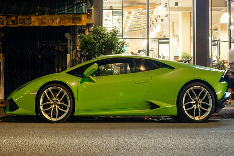 Phần đuôi xe nổi bật với thiết kế cứng cáp, bên dưới là cản va phía sau được sơn đen đi cùng với hệ thống ống xả nguyên bản có típ pô bằng kim loại.