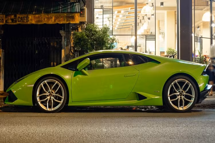 Phần đuôi xe nổi bật với thiết kế cứng cáp, bên dưới là cản va phía sau được sơn đen đi cùng với hệ thống ống xả nguyên bản có típ pô bằng kim loại.