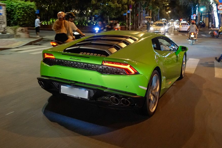 Xe sử dụng bộ mâm 5 chấu kép được sơn bạc, tạo nên một vẻ ngoài tinh tế khi kết hợp với lớp sơn ngoại thất màu xanh Verde Mantis. Bên trong là hệ thống phanh đĩa carbon ceramic với cùm phanh được sơn đen.