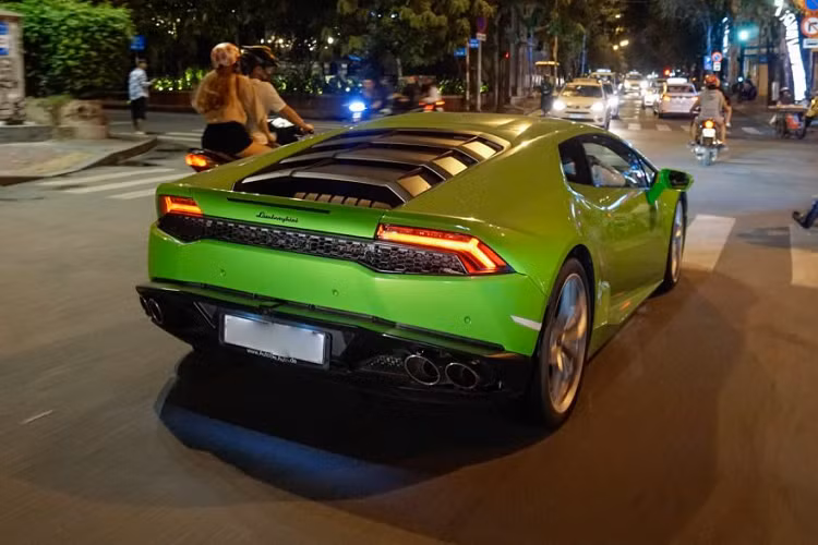 Xe sử dụng bộ mâm 5 chấu kép được sơn bạc, tạo nên một vẻ ngoài tinh tế khi kết hợp với lớp sơn ngoại thất màu xanh Verde Mantis. Bên trong là hệ thống phanh đĩa carbon ceramic với cùm phanh được sơn đen.