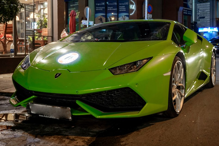 Mới đây nhất thì một trong những chiếc siêu xe Lamborghini Huracan hiếm hoi còn “zin” tại Việt Nam đã bị bắt gặp khi di chuyển trên những tuyến phố thuộc khu vực trung tâm Sài Gòn. Chiếc Huracan này sở hữu màu ngoại thất vô cùng độc đáo là màu xanh Verde Mantis và thuộc sở hữu của doanh nhân Phan Thành.