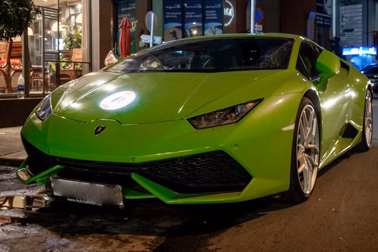 Mới đây nhất thì một trong những chiếc siêu xe Lamborghini Huracan hiếm hoi còn “zin” tại Việt Nam đã bị bắt gặp khi di chuyển trên những tuyến phố thuộc khu vực trung tâm Sài Gòn. Chiếc Huracan này sở hữu màu ngoại thất vô cùng độc đáo là màu xanh Verde Mantis và thuộc sở hữu của doanh nhân Phan Thành.