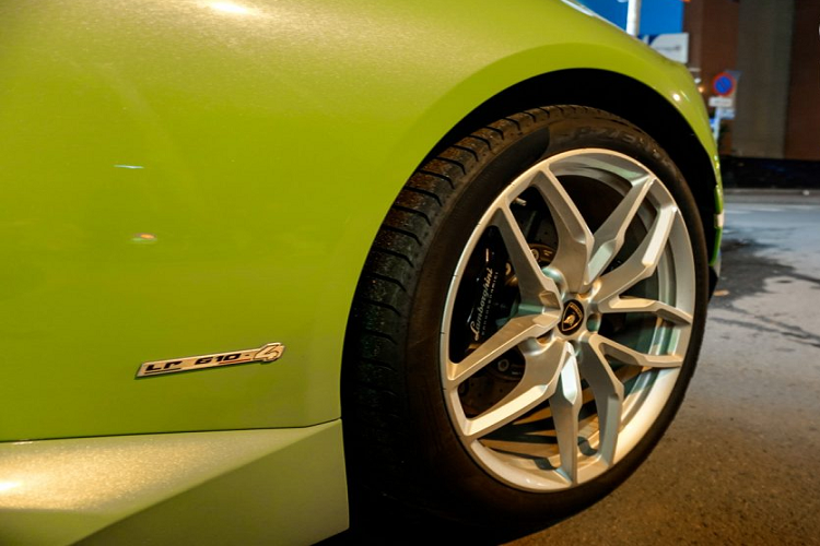 Logo LP610 nằm bên hông xe chứng minh đây là chiếc Huracan thuộc phiên bản LP610 và sở hữu hơn 600 mã lực. LP là viết tắt của Longitudinale Posteriore, trong tiếng Ý có nghĩa là động cơ đặt dọc ở phía sau, 610 tương đương với số mã lực mà xe sản sinh và con số 4 ám chỉ xe sử dụng hệ thống dẫn động 4 bánh.