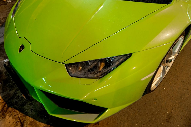 Đối thủ cạnh tranh với Lamborghini Huracan chính là chiếc Ferrari 488 GTB, “siêu ngựa” Ý tại thị trường Việt Nam cũng có số lượng gần 20 chiếc trong đó có cả phiên bản mui xếp là Ferrai 488 Spider. Hiện chưa rõ mức giá xe Lamborghini Huracan màu xanh nõn chuối của doanh nhân Phan Thành, chỉ biết chính hãng hiện nay là khoảng hơn 20 tỷ đồng.