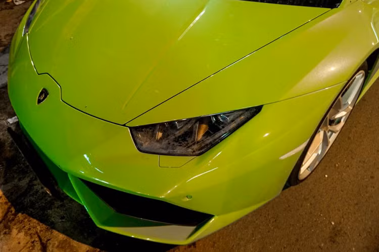 Đối thủ cạnh tranh với Lamborghini Huracan chính là chiếc Ferrari 488 GTB, “siêu ngựa” Ý tại thị trường Việt Nam cũng có số lượng gần 20 chiếc trong đó có cả phiên bản mui xếp là Ferrai 488 Spider. Hiện chưa rõ mức giá xe Lamborghini Huracan màu xanh nõn chuối của doanh nhân Phan Thành, chỉ biết chính hãng hiện nay là khoảng hơn 20 tỷ đồng.