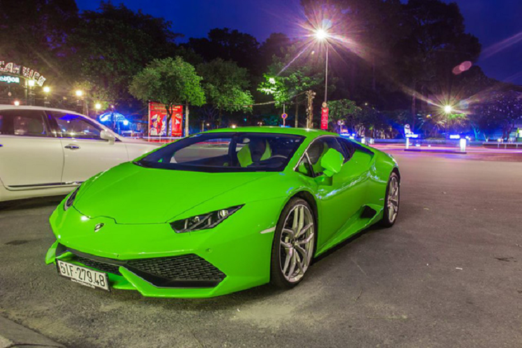 Một điểm thú vị khác về chiếc Lamborghini Huracan của Phan Thành này đó chính là việc đây chính là chiếc đầu tiên được đăng kí và lăn bánh hợp pháp trên đường phố Việt Nam mặc dù là chiếc Huracan thứ hai được nhập khẩu về nước, chiếc đầu tiên mang màu xám Grigio Lynx và được nhập khẩu chính hãng.