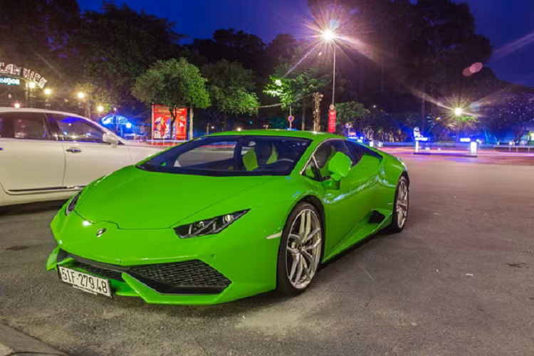 Một điểm thú vị khác về chiếc Lamborghini Huracan của Phan Thành này đó chính là việc đây chính là chiếc đầu tiên được đăng kí và lăn bánh hợp pháp trên đường phố Việt Nam mặc dù là chiếc Huracan thứ hai được nhập khẩu về nước, chiếc đầu tiên mang màu xám Grigio Lynx và được nhập khẩu chính hãng.