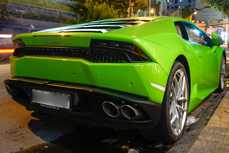 Lamborghini Huracan LP610-4 sử dụng khối động cơ V10 hút khí tự nhiên, dung tích 5.2 lít, sản sinh công suất cực đại lên đến 610 mã lực tại vòng tua máy 8.250 vòng/phút và mô men xoắn cực đại đạt mức 560 Nm tại vòng tua 6.500 vòng/phút. Xe có khả năng tăng tốc từ 0-100 Km/h trong vòng 3,2 giây, tăng tốc từ 0-200 Km/h trong vòng 9,9 giây và có tốc độ tối đa là 325 Km/h.