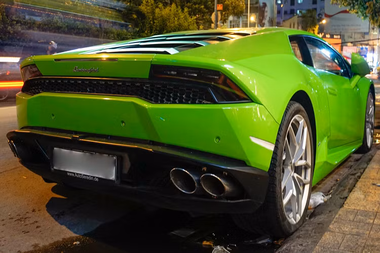 Lamborghini Huracan LP610-4 sử dụng khối động cơ V10 hút khí tự nhiên, dung tích 5.2 lít, sản sinh công suất cực đại lên đến 610 mã lực tại vòng tua máy 8.250 vòng/phút và mô men xoắn cực đại đạt mức 560 Nm tại vòng tua 6.500 vòng/phút. Xe có khả năng tăng tốc từ 0-100 Km/h trong vòng 3,2 giây, tăng tốc từ 0-200 Km/h trong vòng 9,9 giây và có tốc độ tối đa là 325 Km/h.