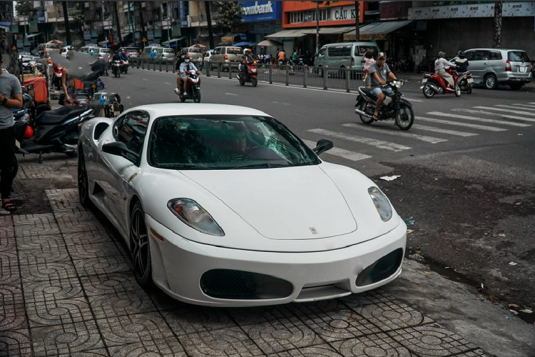 Chiếc siêu xe Ferrari F430 này bất ngờ tái xuất đường phố sau thời gian dài nằm trong bộ sưu tập siêu xe khủng của ông chủ tập đoàn cafe Trung Nguyên. Giống với những chiếc xe khác trong bộ sưu tập này, chiếc xe mang trên mình màu áo trắng đặc trưng.