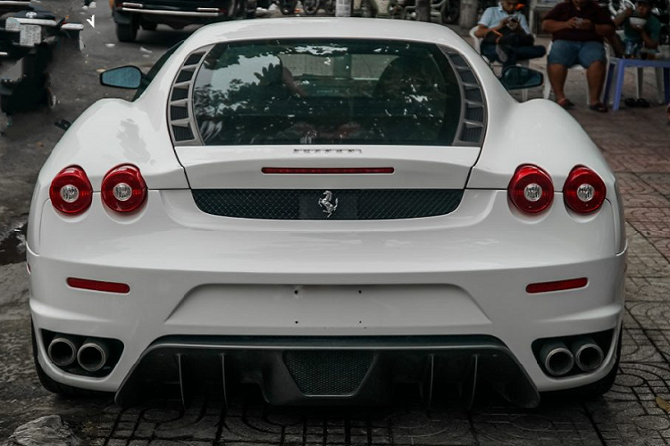 Ra mắt lần đầu vào năm 2004, Ferrari F430 được hãng siêu xe Ý ra mắt nhằm thay thế đàn anh Ferrar F360. Ở bản nâng cấp này, xe vẫn được thiết kế bởi Pininfarina với những đường nét mềm mại, uyển chuyển nhưng không kém phần mạnh mẽ.