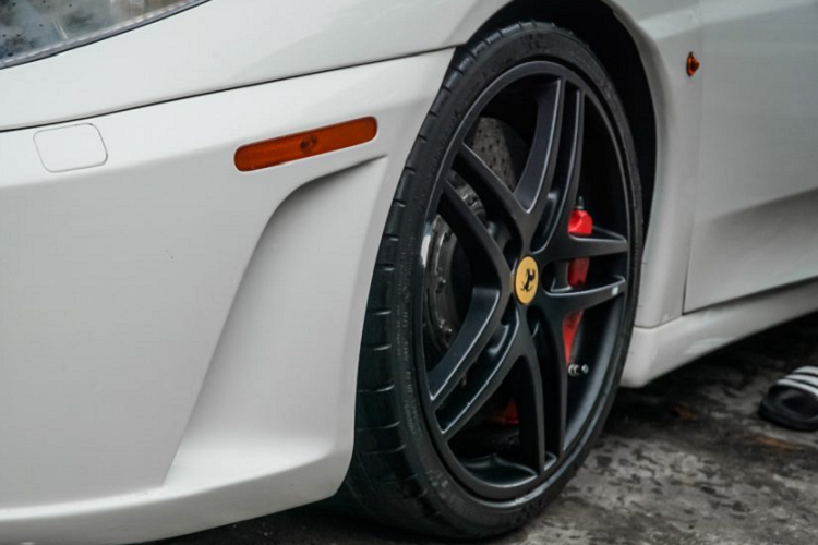 Tuy độc là vậy, nhưng chiếc siêu xe này vẫn không thể tránh khỏi những tác động của thời gian lên lớp sơn cùng nhiều chi tiết khác như nắp động cơ, chụp đèn và mâm xe.