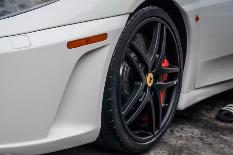 Tuy độc là vậy, nhưng chiếc siêu xe này vẫn không thể tránh khỏi những tác động của thời gian lên lớp sơn cùng nhiều chi tiết khác như nắp động cơ, chụp đèn và mâm xe.