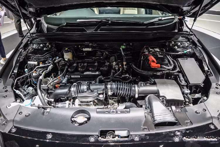 Đối với phiên bản hybrid, Accord dùng động cơ 2.0L hút khí tự nhiên kết hợp với 2 động cơ điện (184hp + 315Nm) và cụm pin lithium-ion được bố trí bên dưới sàn xe để tạo ra hệ truyền động hybrid có tên gọi Intelligent Multi-Mode Drive (i-MMD) nhờ đó, tổng công suất Xăng + Điện của Accord Hybrid đạt 215 mã lực.