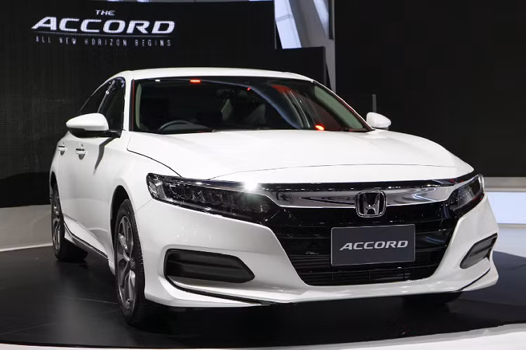 Mẫu xe Honda Accord mới sắp bán tại Việt Nam chắn chắn sẽ được nhập khẩu trực tiếp từ Thái tương tự thế hệ cũ và hai dòng CR-V hay Civic. Hiện tại, Honda Accord thế hệ mới đang bán tại Thái Lan sử dụng 02 phiên bản động cơ bao gồm: 4 xy-lanh thẳng hàng (I4) 1.5L tăng áp và 2.0L N/A + Hybrid.