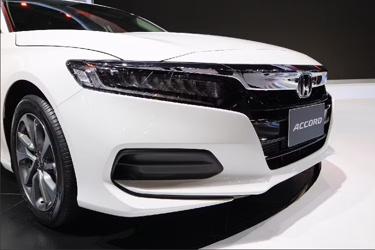 Rất tiếc, Accord ở khu vực Đông Nam Á KHÔNG phân phối phiên bản máy 2.0L tăng áp kết hợp với hộp số tự động 10 cấp (10 AT) như tại khu vực Bắc Mỹ.