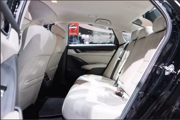 Sau khi bán ra tại Việt Nam, chắc chắn Honda Accord sẽ chịu sức ép rất lớn từ ‘’người đồng hương’’ Toyota Camry thế hệ mới đang ‘’làm mưa làm gió’’ trong phân khúc sedan hạng D. Khi nói về giá bán Honda Accord 1.5L Turbo có giá từ 1,5 triệu Bath (1,09 tỷ đồng) tại Thái.