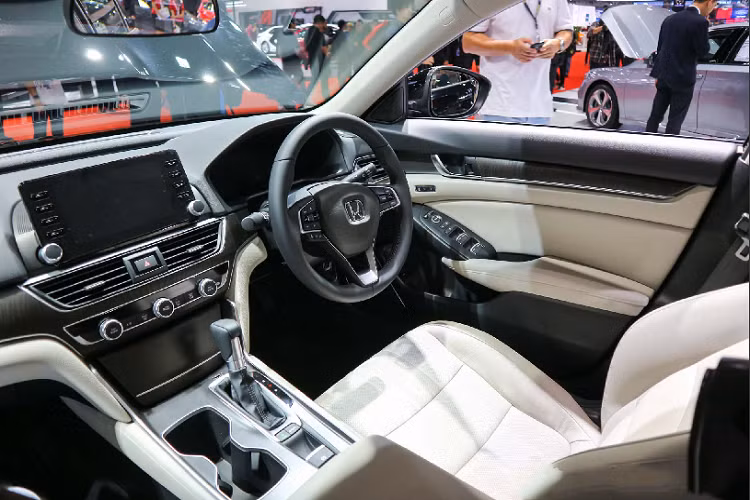 Về nội thất, tại Thái Lan những trang bị tiêu chuẩn bên trong cabin Accord bao gồm: ghế ngồi bọc da, màn hình hiển thị trên kính lái (HUD), màn hình hỗ trợ lái TFT 7 inch, cảm ứng trung tâm 8 inch kết nối Apple CarPlay và sạc điện thoại không dây.