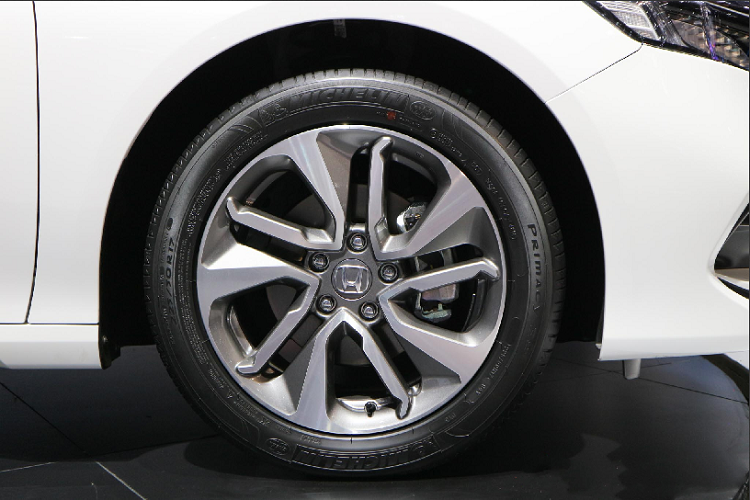 Về ngoại thất, tất cả phiên bản của Accord mới đều được trang bị tiêu chuẩn đèn pha full-LED trên hai phiên bản 1.5L turbo và 2.0L Hybrid. Trong đó, bản máy 1.5L tăng áp lắp ‘’dàn chân’’ với mâm 17 inch (225/50 R17) trong khi bản Hybrid 2.0L xài mâm lớn hơn với kích thước 18 inch (235/45R18).