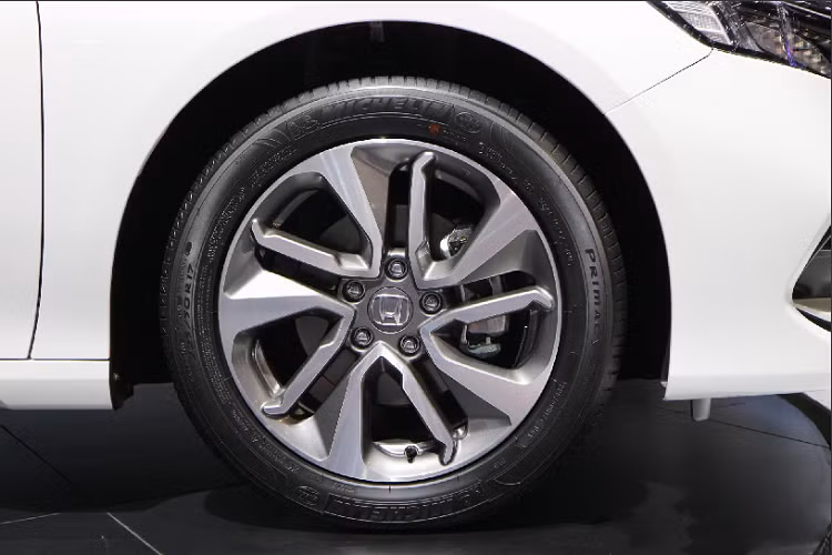 Về ngoại thất, tất cả phiên bản của Accord mới đều được trang bị tiêu chuẩn đèn pha full-LED trên hai phiên bản 1.5L turbo và 2.0L Hybrid. Trong đó, bản máy 1.5L tăng áp lắp ‘’dàn chân’’ với mâm 17 inch (225/50 R17) trong khi bản Hybrid 2.0L xài mâm lớn hơn với kích thước 18 inch (235/45R18).