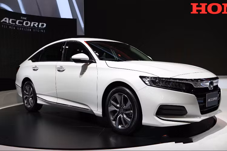 Sức mạnh được truyền xuống cầu trước (FWD) thông qua hộp số tự động vô cấp (CVT) quen thuộc của ‘’gia đình’’ xe Honda. Máy 1.5L tăng áp này thực chất được chia sẻ với CR-V mới, đồng thời nó cũng mạnh hơn so với ‘’đàn em’’ Civic 1.5L turbo (170hp + 220Nm).